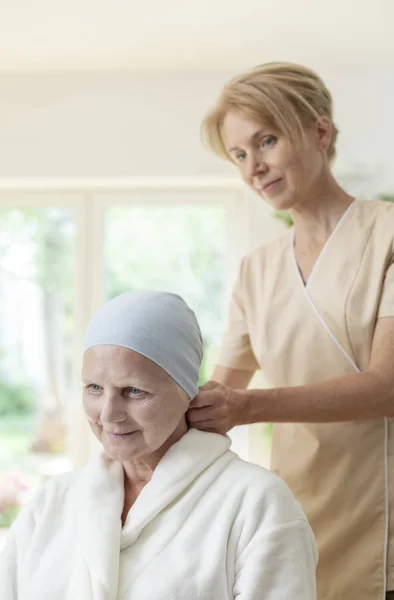 Cuidador Sonriente Anciana Enferma Con Cáncer — Foto de Stock