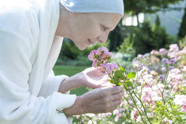 Weak Sick Senior Woman Smelling Flowers Oncology Treatment Garden — Stock Photo, Image