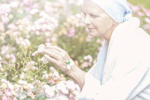 Ανώτερος Καρκίνο Απολαμβάνοντας Λουλούδια Στον Κήπο — Φωτογραφία Αρχείου