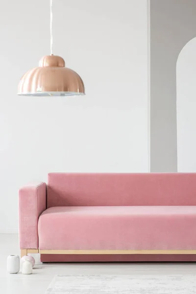 Lampe Cuivre Dessus Canapé Rose Dans Salon Blanc Minimal Intérieur — Photo