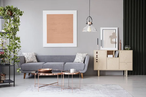 Tables Cuivre Devant Canapé Gris Dans Appartement Moderne Intérieur Avec — Photo