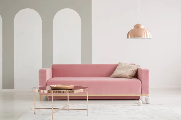 Mesa Cobre Frente Sofá Rosa Com Almofada Sala Estar Interior — Fotografia de Stock