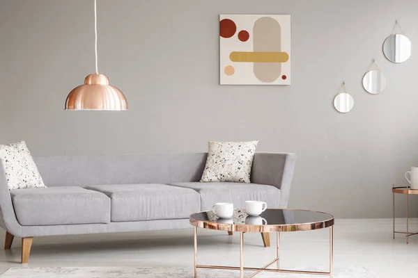 Véritable Photo Simple Canapé Lampe Cuivre Table Peinture Sur Mur — Photo