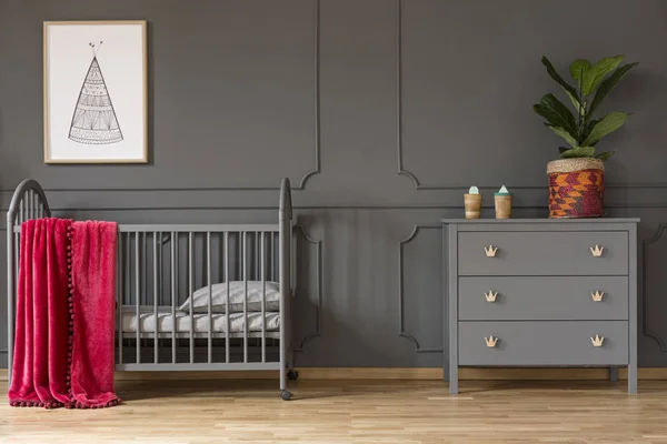 グレーのポスターと寝室のインテリアに赤い毛布で子供のベッドの横にあるキャビネットの植物します 実際の写真 — ストック写真