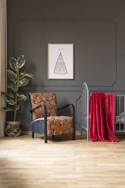 Gemusterter Sessel Neben Dem Bett Mit Roter Decke Babyschlafzimmer Mit — Stockfoto