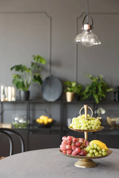 Frutas Mesa Redonda Gris Elegante Restaurante Interior Con Lámpara Foto — Foto de Stock