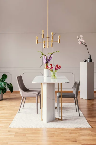 Stoelen Aan Tafel Met Bloemen Moderne Eetkamer Interieur Met Gouden — Stockfoto