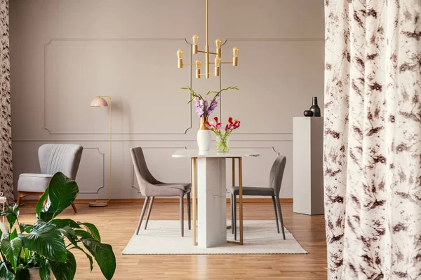 Gouden Lamp Boven Stoelen Tafel Met Bloemen Elegante Eetzaal Interieur — Stockfoto