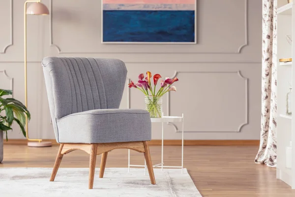 Šedá Židle Koberec Vedle Tabulky Květinami Interiéru Elegantní Obývací Pokoj — Stock fotografie