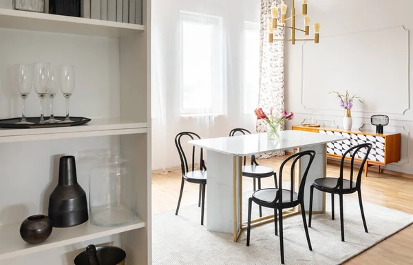 Siyah Sandalye Beyaz Modern Yemek Odası Altın Lamba Altında Çiçekli — Stok fotoğraf
