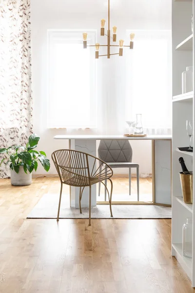 Gouden Stoel Aan Tafel Wit Moderne Eetkamer Interieur Met Planten — Stockfoto