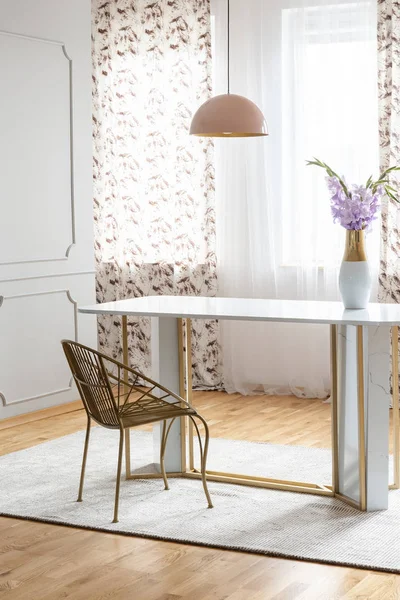Židle Stolu Květinami Interiéru Elegantní Obývací Pokoj Lampou Závěsy Okně — Stock fotografie