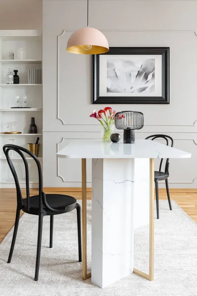 Zwarte Stoel Aan Tafel Met Bloemen Witte Eetkamer Interieur Met — Stockfoto