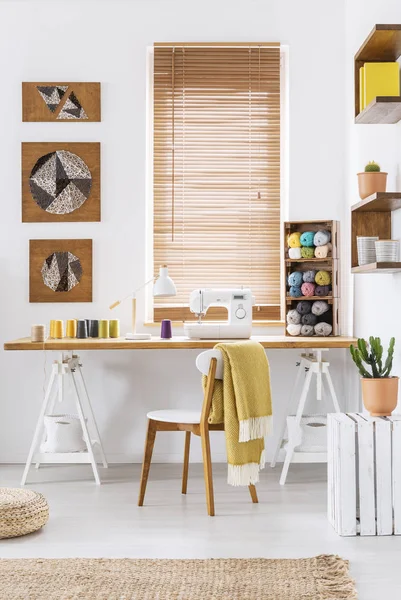 Naaimachine Een Houten Desk Door Het Venster Een Scandi Ambachten — Stockfoto