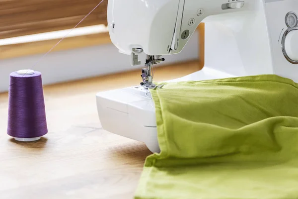 Close Uma Máquina Costura Branca Costurando Fio Roxo Tecido Verde — Fotografia de Stock