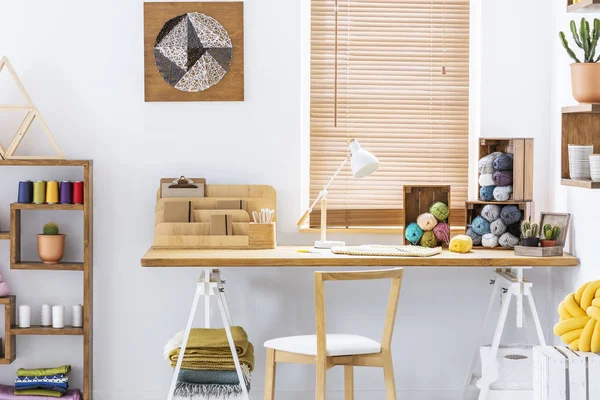Dřevěná Židle Stůl Lampou Barevné Příze Domácí Kanceláři Interiéru Plakát — Stock fotografie