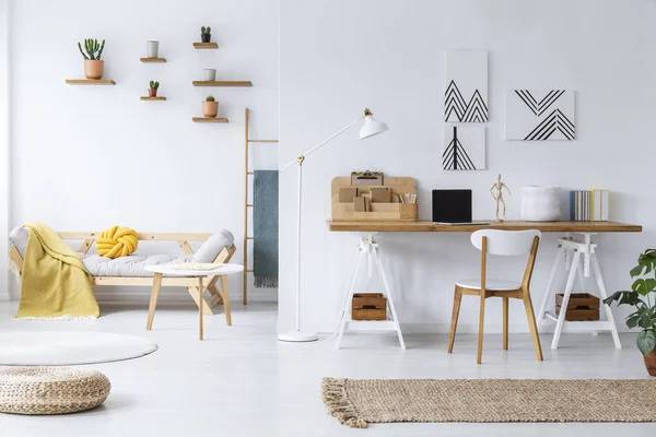 Krzesło Drewniane Biurko Pufy Biały Otwartej Przestrzeni Wnętrza Plakatów Tabeli — Zdjęcie stockowe