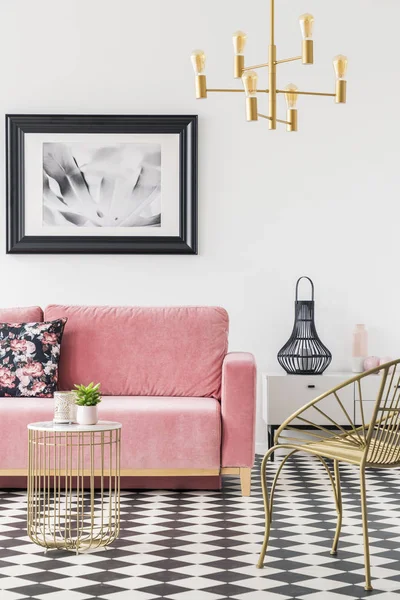 Guld Fåtölj Nära Bordet Och Rosa Soffa Vardagsrum Inredning Med — Stockfoto