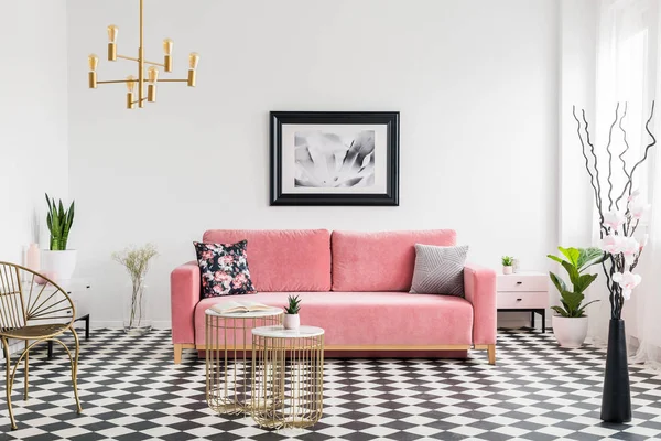 Poster Boven Roze Bankstel Ruime Woonkamer Interieur Met Planten Gouden — Stockfoto