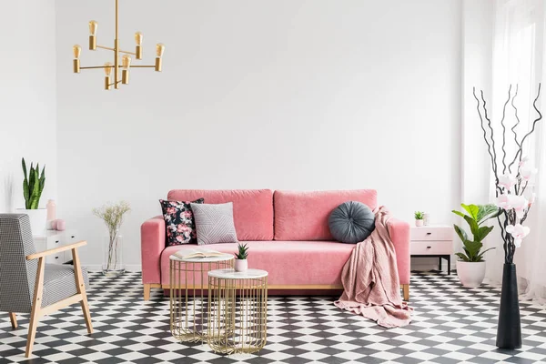 Vzorované Křeslo Poblíž Zlaté Tabulky Růžové Sofa Bílé Ploché Interiéru — Stock fotografie