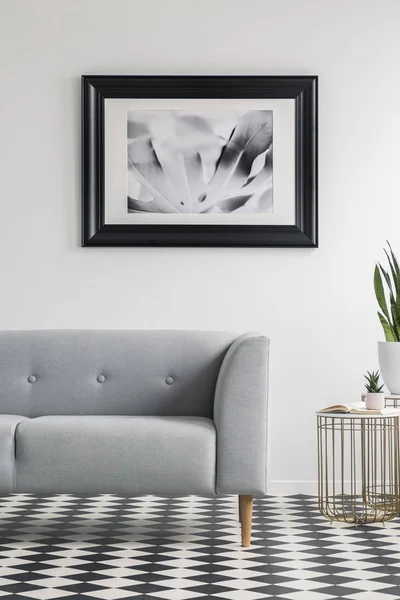 Graues Sofa Auf Kariertem Boden Weißen Wohnzimmer Mit Goldenem Tisch — Stockfoto