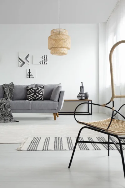 Lampada Bianco Spazioso Appartamento Interno Con Coperta Fantasia Divano Grigio — Foto Stock