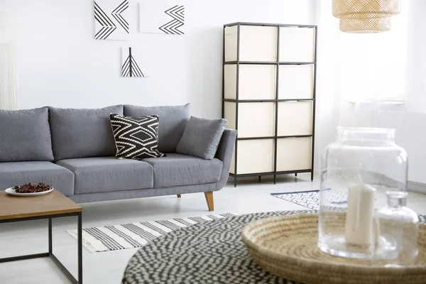 Bantalan Bermotif Abu Abu Sofa Sebelah Layar Modern Datar Interior — Stok Foto