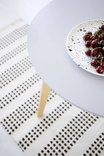 High Angle Plate Cherries Grey Table Apartment Interior Patterned Rug — Stock Photo, Image