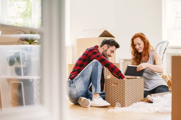 Mann Und Frau Packen Nach Umzug Neue Heimat Aus — Stockfoto