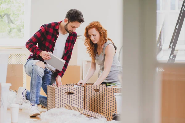 Marriage Packing Stuff Carton Boxes While Moving Out New House — Stock Photo, Image