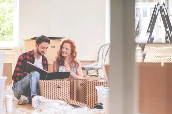Happy Couple Watching Photobook Packing Stuff While Moving Out — Stock Photo, Image