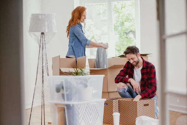 Junge Ehe Packt Beim Umzug Neue Heimat Sachen Kisten — Stockfoto