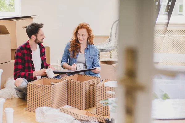 Leende Kvinna Och Man Packa Upp Grejer Från Kartong Lådor — Stockfoto