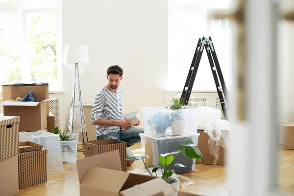 Man Packa Upp Grejer Från Kartong Lådor Efter Flytt Till — Stockfoto