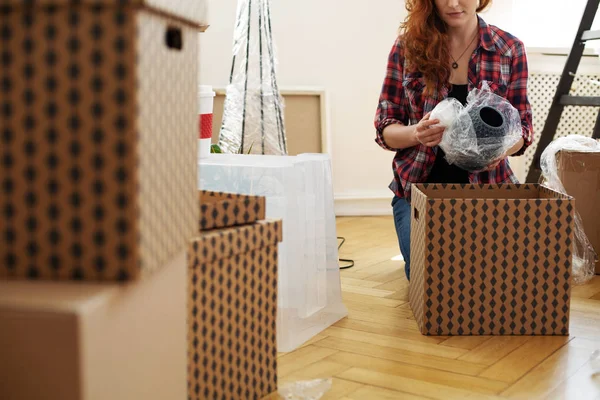 Zbliżenie Kobieta Ochrona Wazon Folii Podczas Pakowania Pola — Zdjęcie stockowe