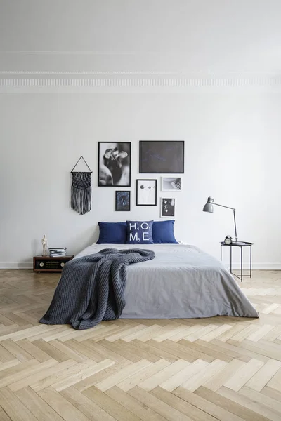 Plakaty Powyżej Szary Łóżko Drewniane Podłogi Przestronnych Sypialni Białe Wnętrze — Zdjęcie stockowe
