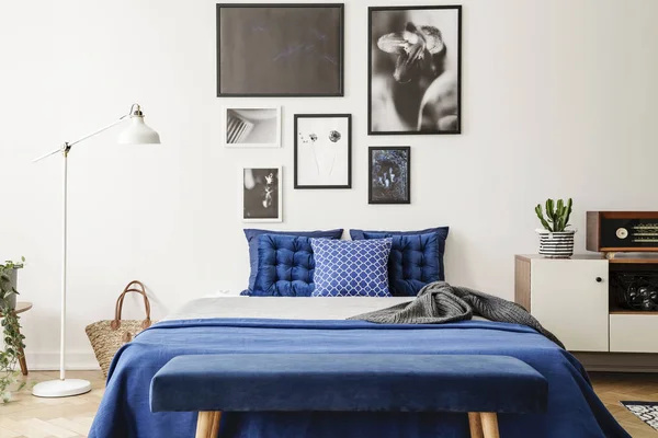 Bench Depan Tempat Tidur Dengan Bantal Biru Antara Lampu Dan — Stok Foto