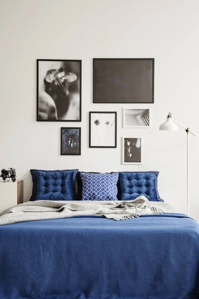 Almohadas Con Dibujos Cama Interior Del Dormitorio Azul Marino Blanco —  Fotos de Stock