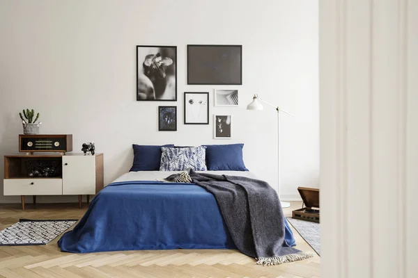 Deken Blauwe Bed Met Kussens Retro Slaapkamer Interieur Met Radio — Stockfoto