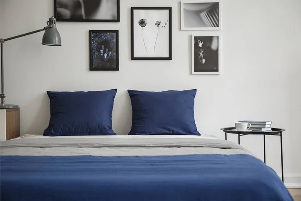 Oreillers Bleu Marine Sur Lit Entre Table Lampe Dans Intérieur — Photo