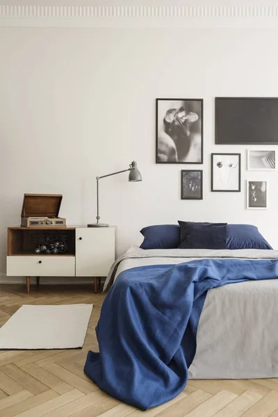 Μπλε Κουβέρτα Στο Κρεβάτι Εσωτερικό Φωτεινό Υπνοδωμάτιο Λυχνία Στον Καταψύκτη — Φωτογραφία Αρχείου