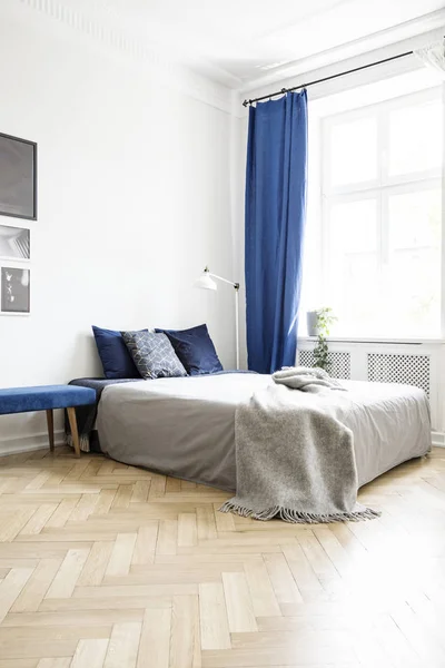 Manta Gris Cama Interior Del Dormitorio Luminoso Con Lámpara Cortinas —  Fotos de Stock