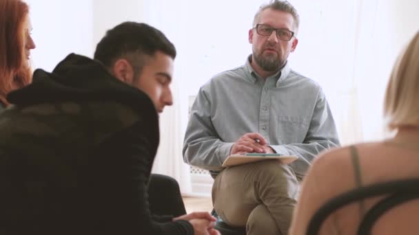 Professionelle Psychotherapeutin Gespräch Mit Jungen Rebellischen Menschen Während Eines Treffens — Stockvideo