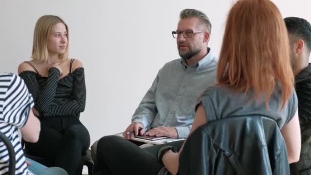 Jonge Vrouw Met Therapeut Praten Tijdens Bijeenkomst Van Steungroep — Stockvideo