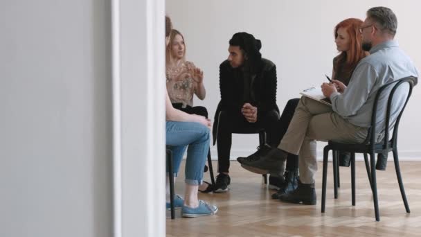 Adolescents Psychothérapeute Écoute Jeune Femme Assise Dans Cercle Pendant Thérapie — Video