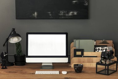 Lamba ve organizatör gri ev ofis iç mockup ile ahşap masa üzerinde. Gerçek fotoğraf