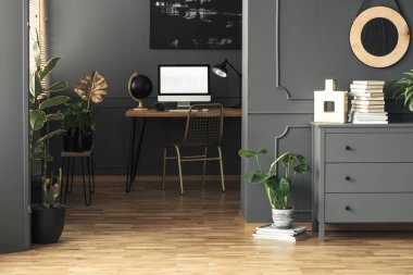 Yuvarlak ayna gri kabine ev ofis iç mockup ile bitkilerde yanında yukarıda. Gerçek fotoğraf
