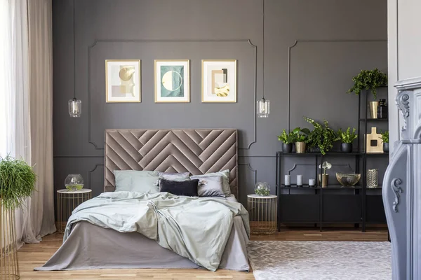 Donkere Slaapkamer Interieur Met Een Comfortabel Tweepersoonsbed Posters Zwarte Plank — Stockfoto