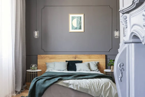 墙壁上的图形装饰与造型在卧室内部与枕头和毯子双层床 — 图库照片