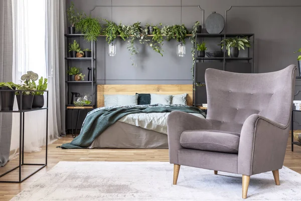 Comfortabele Fauteuil Voor Een Tweepersoonsbed Een Grijze Slaapkamer Interieur Versierd — Stockfoto